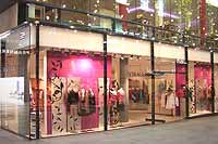Einkaufscenter in München: Die Fünf Höfe - Virmani Damenmode in Ethno-Look (Foto:Martin Schmitz)
