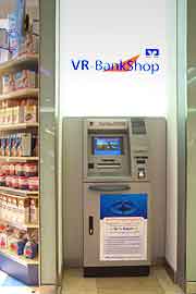 Riem Arcaden: VR Bank Geldautomat Kreditkarte (Foto: Martin Schmitz)