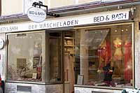 Falckenbergstr. 11: Bed & Bath Shop für Dessous, Nachtwäsche, Bettwäsche, Bettenzubehör, Badetücher Foto: Marikka-Laila Maisel 