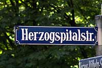 Einkaufsstraßen in München: Herzogspitalstraße - Haus für Haus Straßenschild Foto: Marikka-laila Maisel