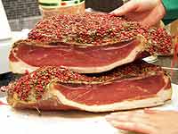 Kaufinger Stra&szlig;e 01-05: Galeria Kaufhof am Marienplatz Ausgesuchte Fleisch-Spezialit&auml;ten, Fleisch, Wurst, Gefl&uuml;gel-Produkte Foto: Marikka-Laila Maisel