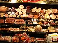 Kaufinger Stra&szlig;e 01-05: Galeria Kaufhof am Marienplatz Ausgesuchte Fleisch-Spezialit&auml;ten, Fleisch, Wurst, Gefl&uuml;gel-Produkte Foto: Marikka-Laila Maisel