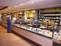 Kaufinger Stra&szlig;e 01-05: Galeria Kaufhof am Marienplatz K&auml;se-Spezialit&auml;ten, Eier, Milch-/Soja-Produkte Foto: Marikka-Laila Maisel