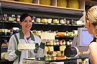 Kaufinger Stra&szlig;e 01-05: Galeria Kaufhof am Marienplatz K&auml;se-Spezialit&auml;ten, Eier, Milch-/Soja-Produkte Foto: Marikka-Laila Maisel