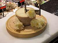 Kaufinger Stra&szlig;e 01-05: Galeria Kaufhof am Marienplatz K&auml;se-Spezialit&auml;ten, Eier, Milch-/Soja-Produkte Foto: Marikka-Laila Maisel