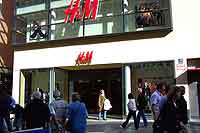 Kaufinger Str. 18 H&M Mode Hennes & Mauritz Shop mit  Mode f&uuml;r Mutter + Kind (Foto: Marikka-Laila Maisel)