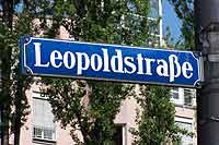 Einkaufsstraßen in München Schwabing: Leopoldstraße - Haus für Haus Leopoldstraßen-Schild (Foto: Marikka-Laila Maisel