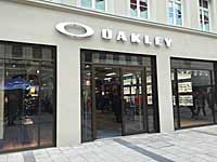 Fiasko Bot Diligence Einkaufsstraßen in München: Sendlinger Straße 13 - Oakley Flagship-Store  mit Custom Lab, Sonnenbrillen, Sportswear