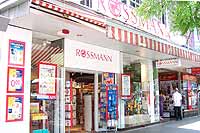 Einkaufsstra&szlig;en in M&uuml;nchen: Sonnenstra&szlig;e 12a- Rossmann Drogeriemarkt  Foto: Marikka-Laila Maisel
