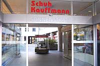 Einkaufsstra&szlig;en in M&uuml;nchen: Sonnenstra&szlig;e 21- Schuh Kauffmann Schuh-Spezialist f&uuml;r Schuh-&Uuml;bergr&ouml;&szlig;en, Schuh-Untergr&ouml;&szlig;en Foto: Martin Schmitz
