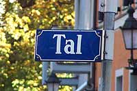 Einkaufsstraßen in München: Tal - Haus für Haus - Tal Straßenschild in München Foto: Marikka-Laila Maisel