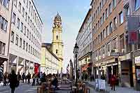 Einkaufsstadt München - ein Paradies für Shopper in der Theastinerstraße (Foto: Marikka-Laila Maisel)