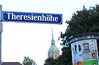 Theresienh&ouml;he N&auml;he Theresienwiese - Haus f&uuml;r Haus Thersienh&ouml;he-Stra&szlig;enschild Foto: Marika-Laila Maisel
