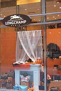 Einkaufscenter in München: Die Fünf Höfe - Longchamp  hochwertige Taschen und Reisegepäck (Foto:Martin Schmitz)