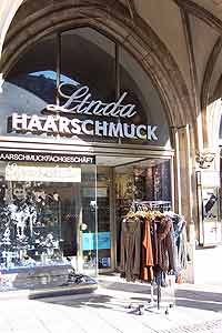 Marienplatz 08 - Linda Haarschmuck Exklusiver Haar-Schmuck, Modeschmuck, Bad-Accessoires  (Foto: Marikka-Laila Maisel)
